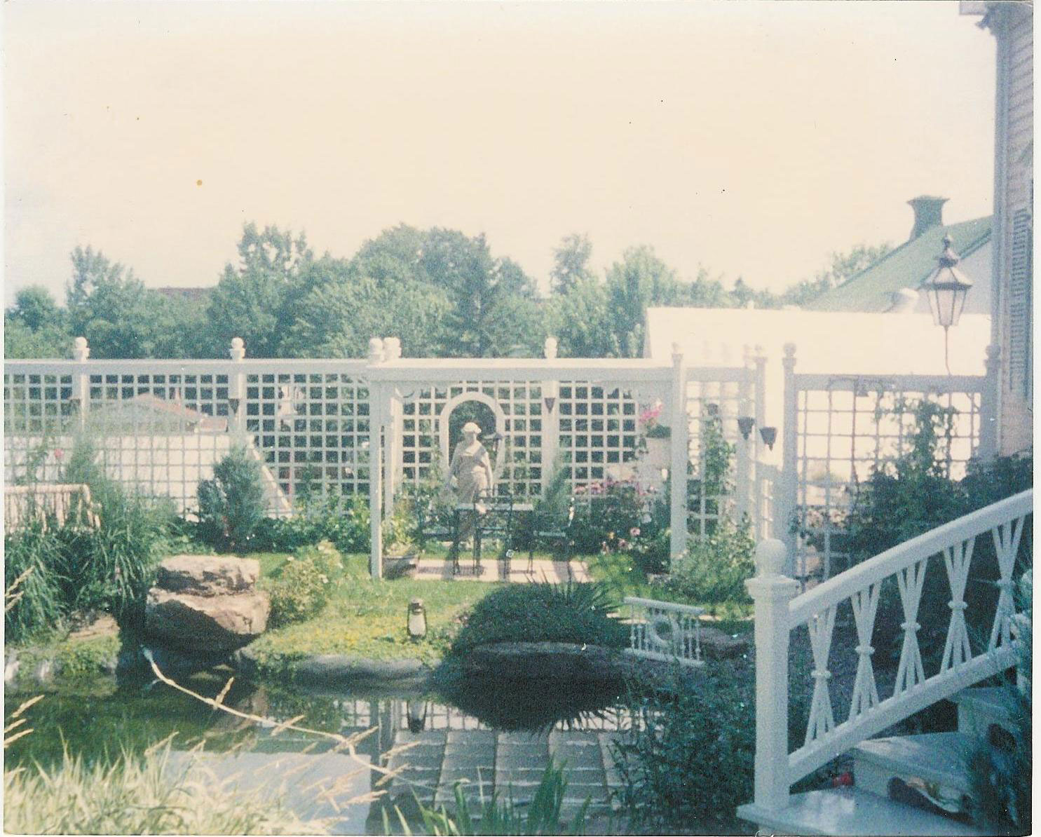 1992, Les premiers jours du jardin, l’atmosphère prenait forme. Par cette jeune végétation, le soleil était très présent.