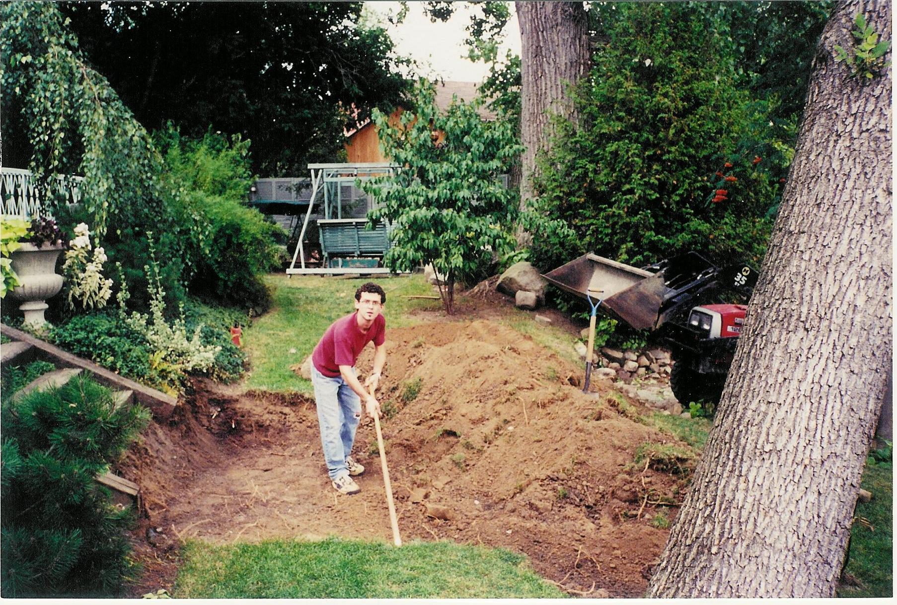 C’est en 2001 que les préparatifs ont eu lieu pour recevoir le Gazébo pré construit. Ici, c’est l’excavation pour fabriquer une bonne assise pour une plate-forme solide. Avec des accès limités, pas évident de réaliser les travaux au jardin.