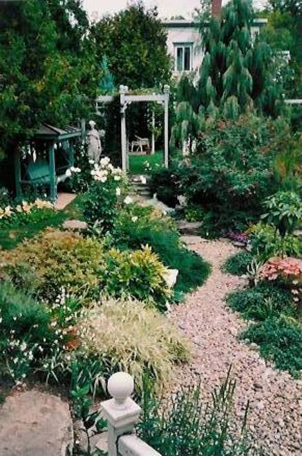 En 2002, le jardin commence à prendre de la maturité en plus de retrouver son équilibre. Plusieurs introductions végétales viennent remplacer l’ordinaire pour offrir richesse et spectacle harmonieux.